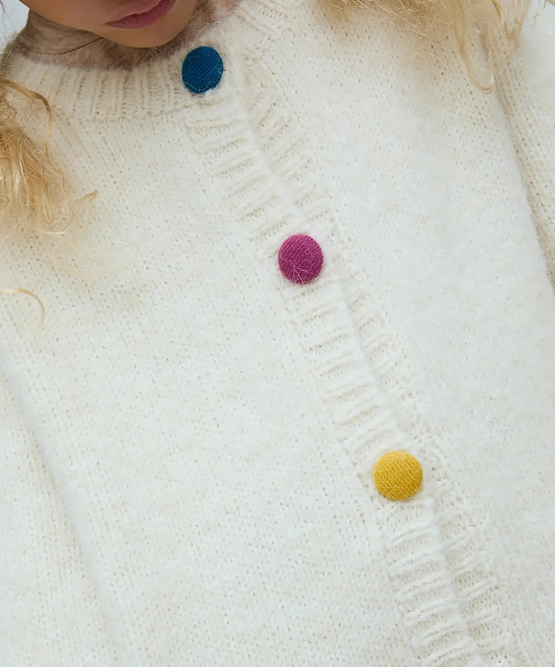Cardigan latte con bottoni multicolor 10253 Compania Fantastica
