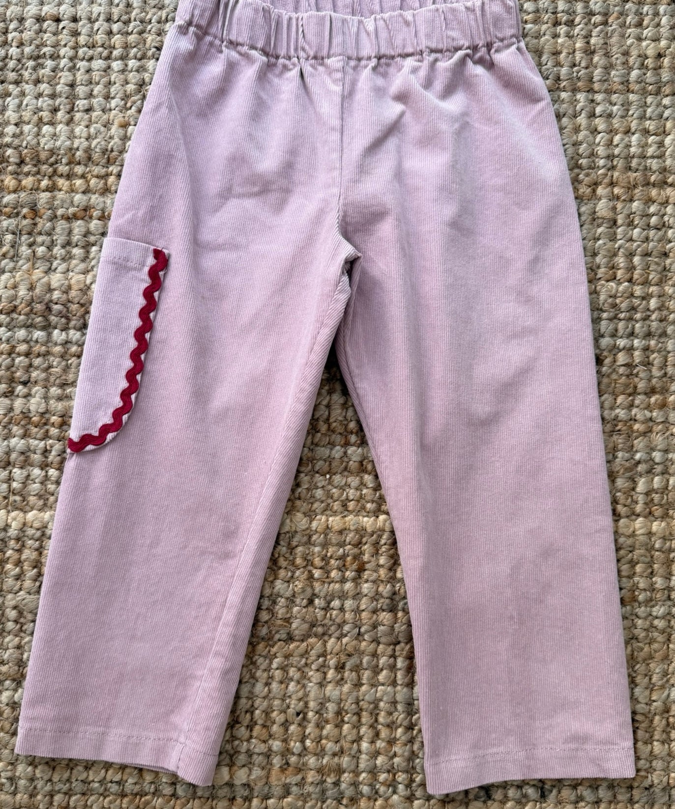 Pantalone Luisa LAB velluto a costine rosa con tasca rifinita da serpentina bordeaux