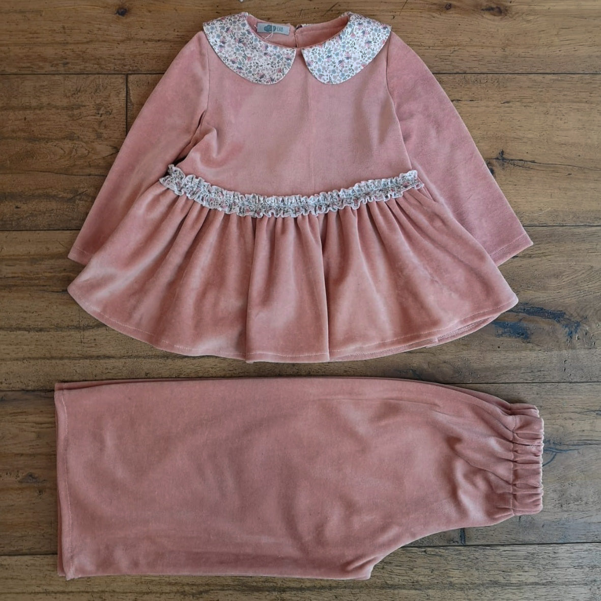 Completo LAB casacca taglio impero e pantalone cropped velluto liscio rosa e rifiniture fiorellini