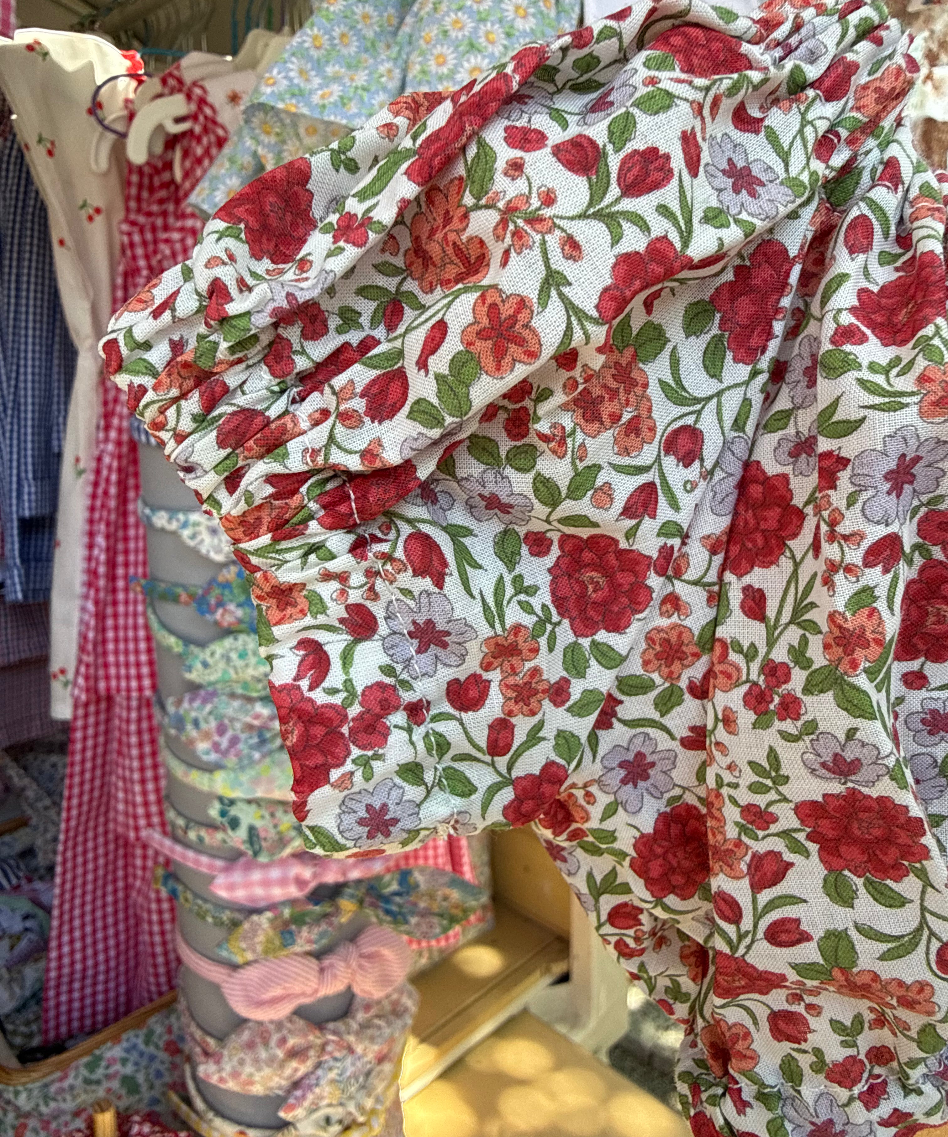 Top elasticato a mezza manica fiorellini rosso e rosa 524 69