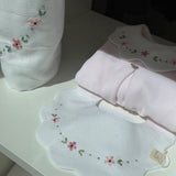 Bavaglino con cappe in piquet bianco ricamato BabyGi