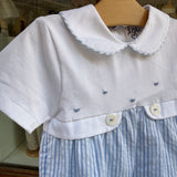 Pagliaccetto in jersey dettagli righe goffrate azzurro e bianco con ricamo Malvi & Co S26N161TURR