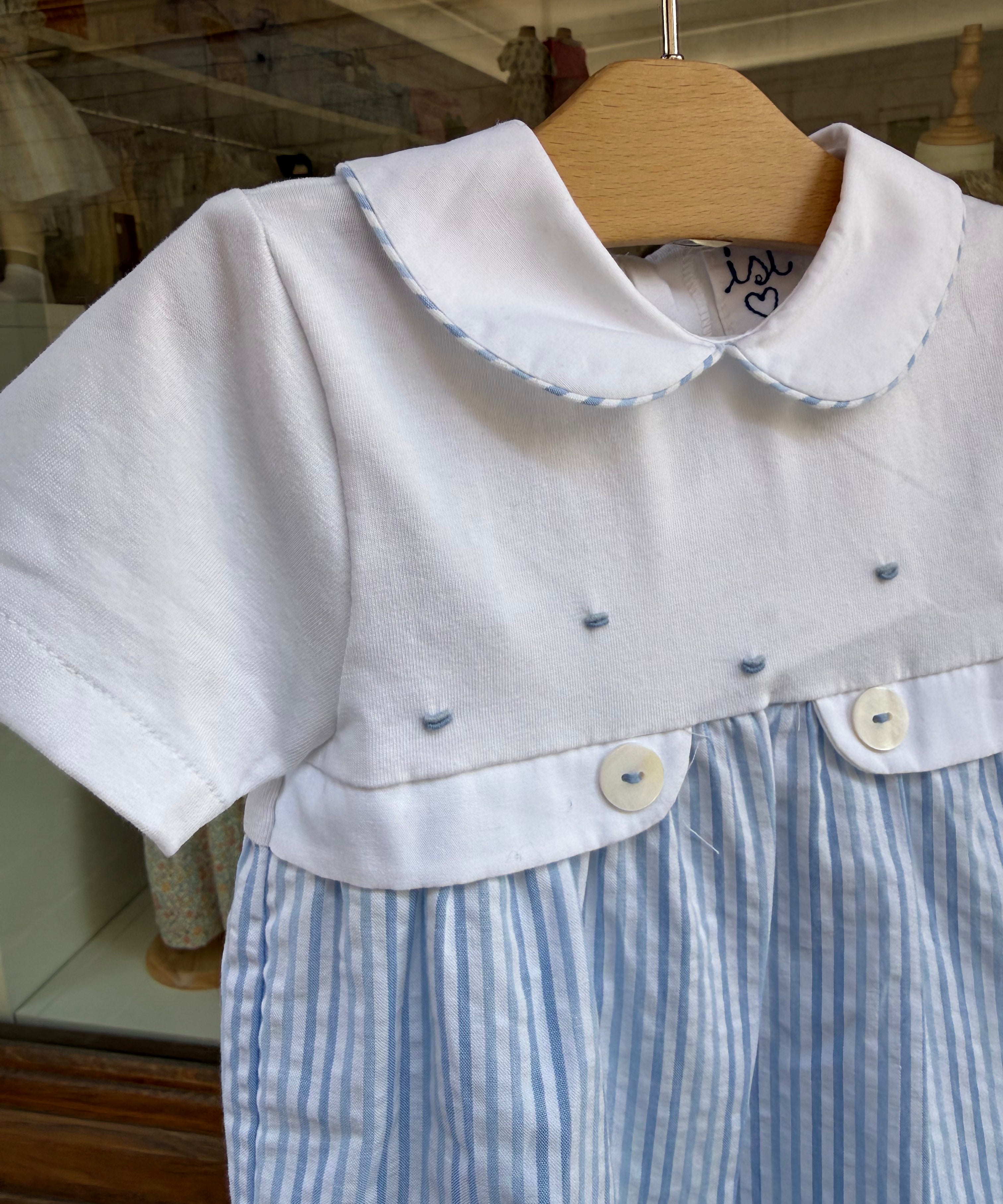 Pagliaccetto in jersey dettagli righe goffrate azzurro e bianco con ricamo Malvi & Co S26N161TURR