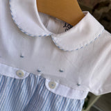 Pagliaccetto in jersey dettagli righe goffrate azzurro e bianco con ricamo Malvi & Co S26N161TURR