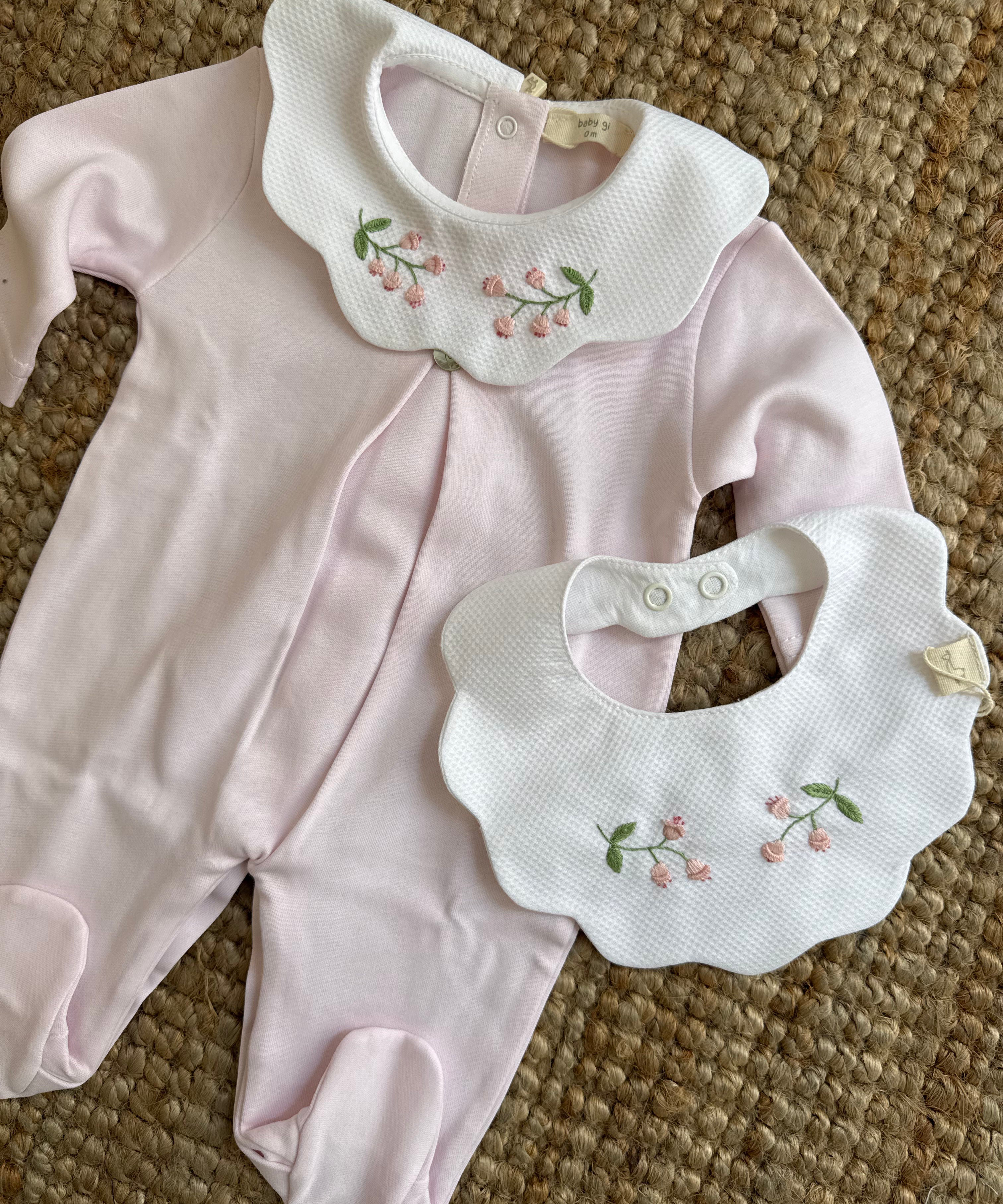Bavaglino in piquet bianco ricamato a mano PQ230G Baby Gi