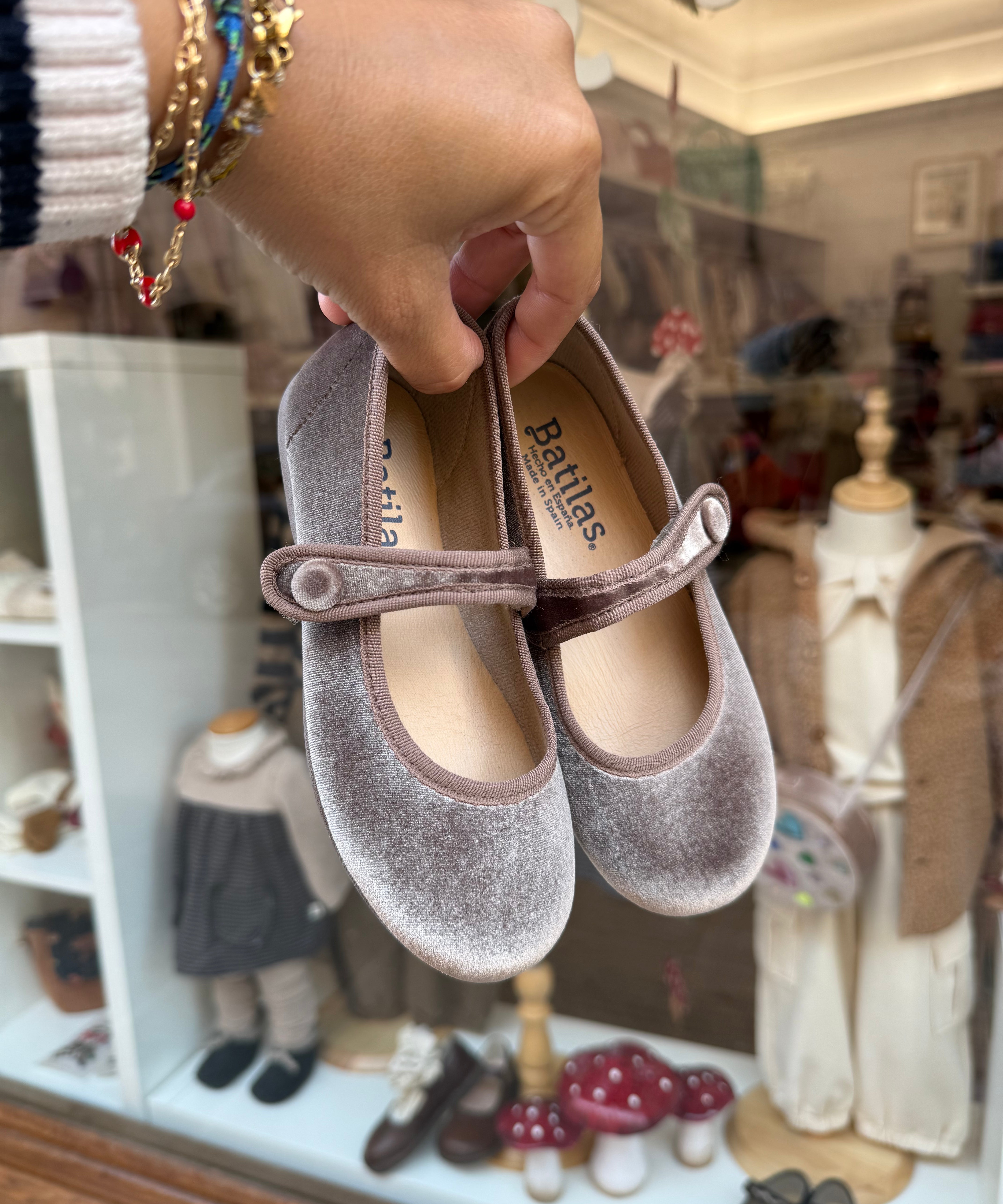 Ballerine in velluto taupe con bottone Batilas 17351
