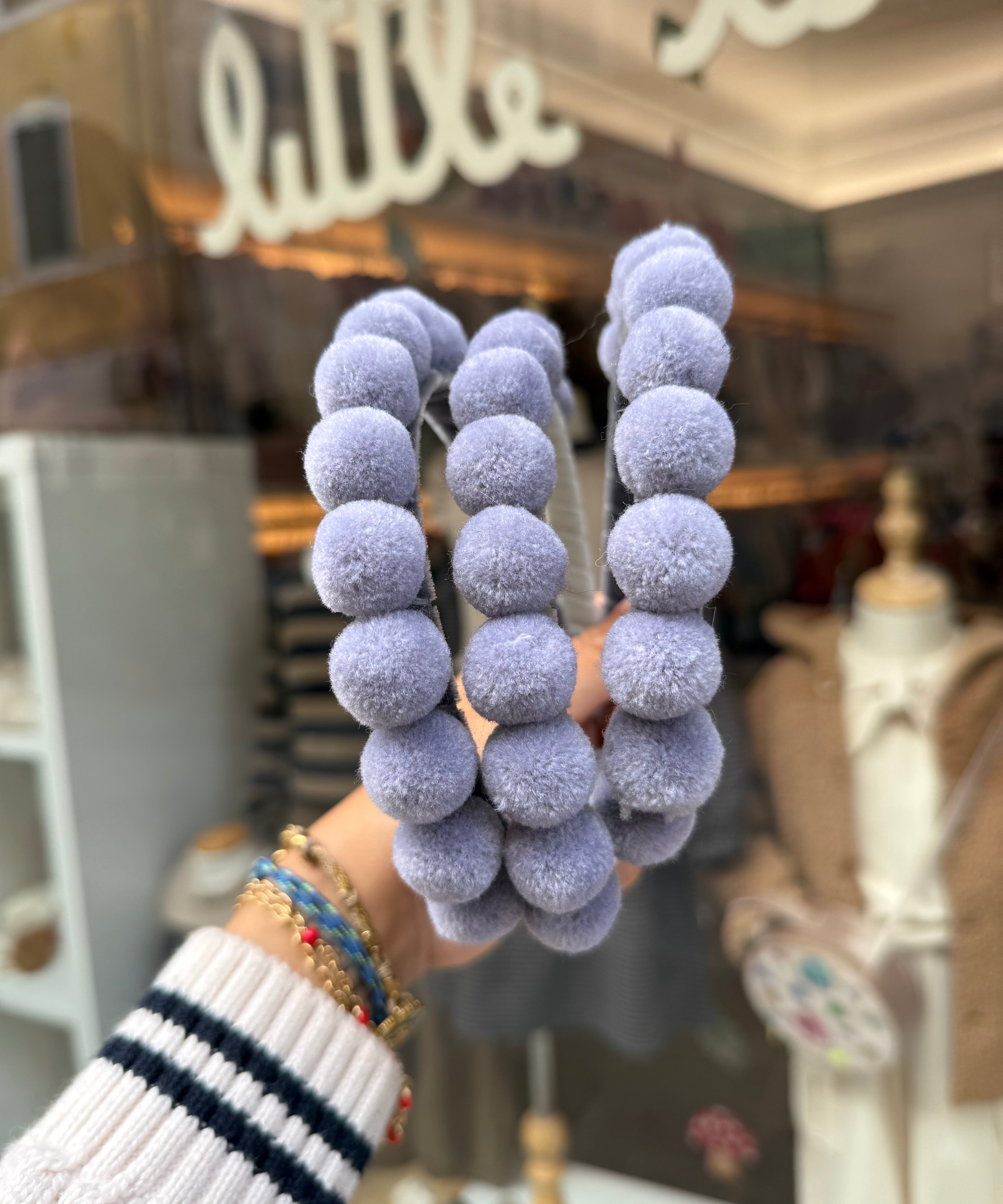 Cerchietto LAB rivestito in velluto con pompom grigio