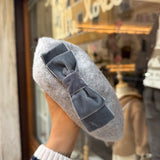 Cappello basco LAB grigio con fiocco doppio in velluto
