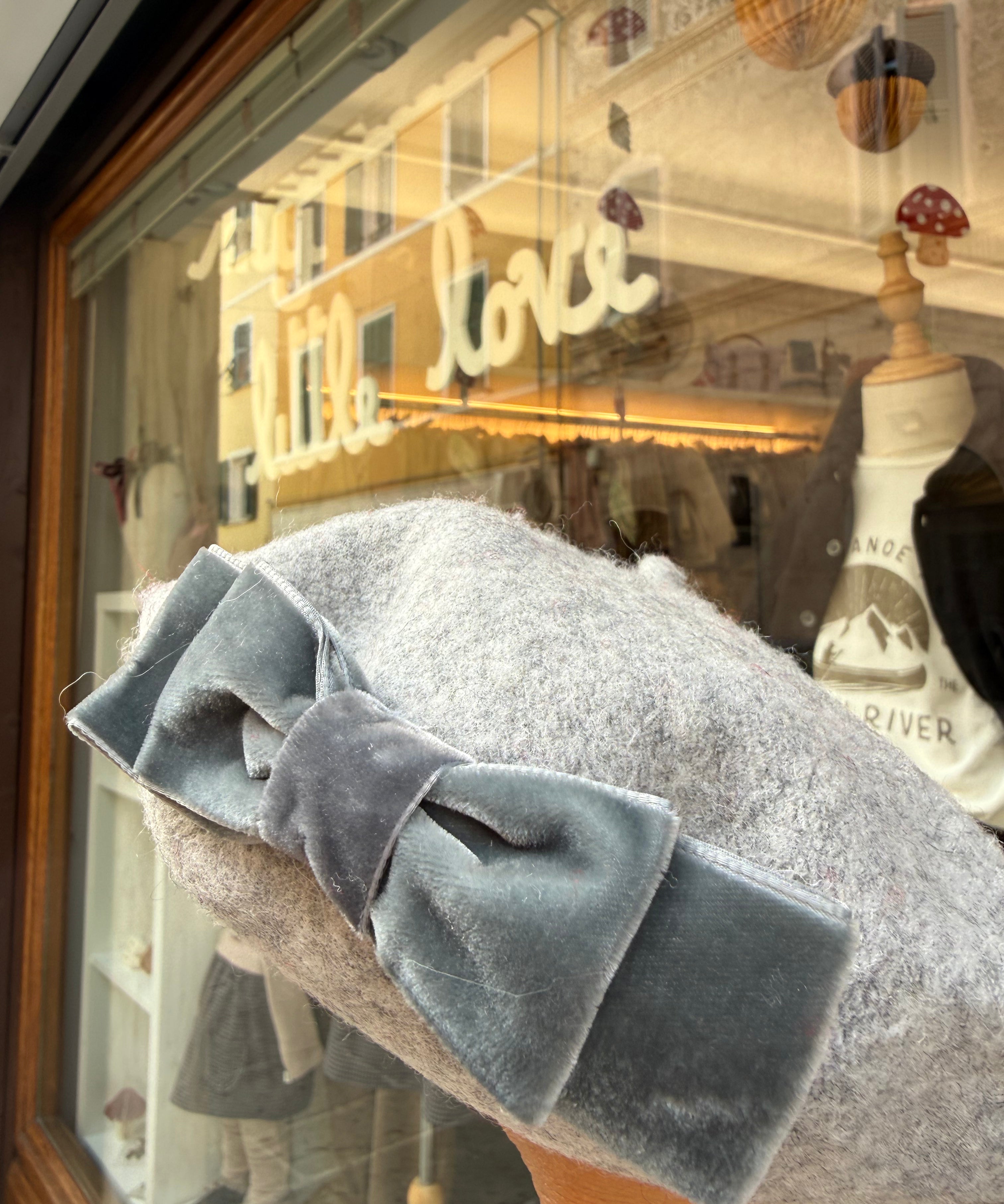 Cappello basco LAB grigio con fiocco doppio in velluto