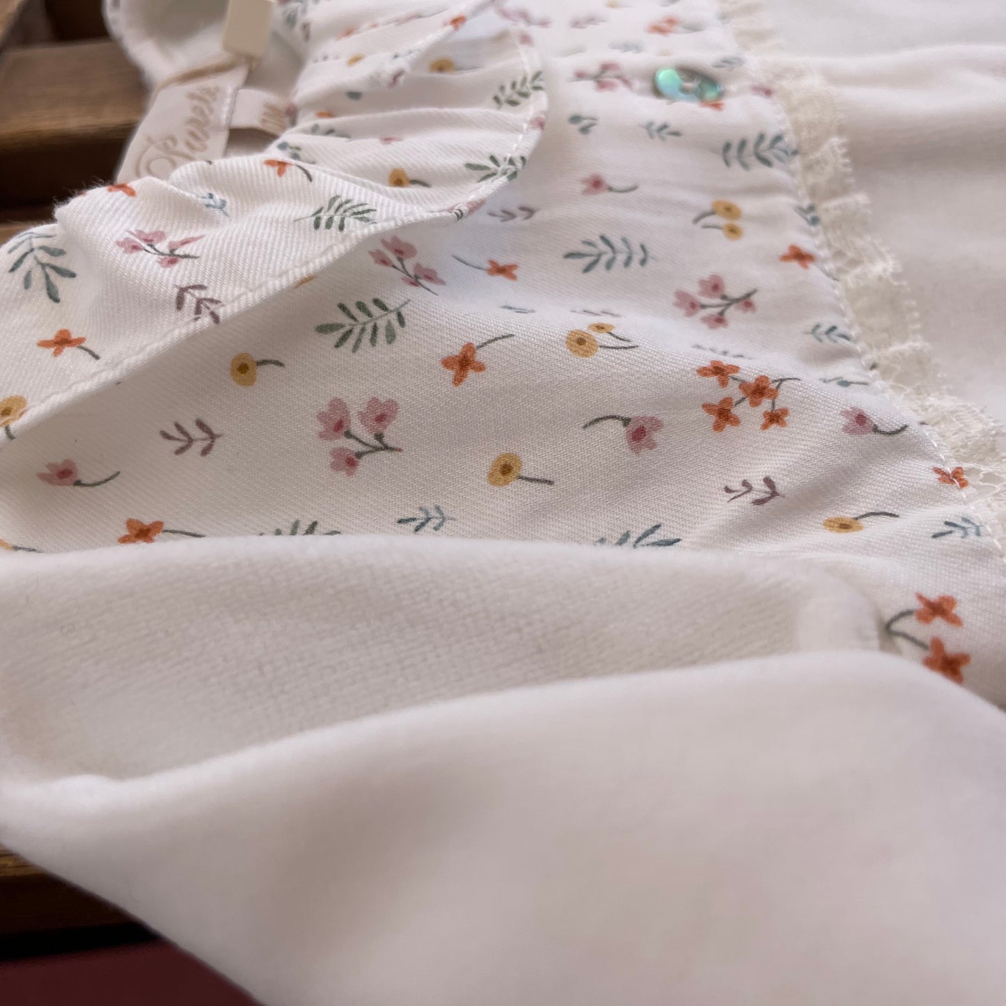 Tutina ciniglia newborn con colletto frullo e fiorellini art OI2406204