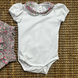 Completo spezzato newborn body con colletto fantasia e bloomers punto smock fiorellini rosa 789102 752102