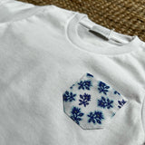 T-shirt taschino fantasia fiori blu e bianco 775 111