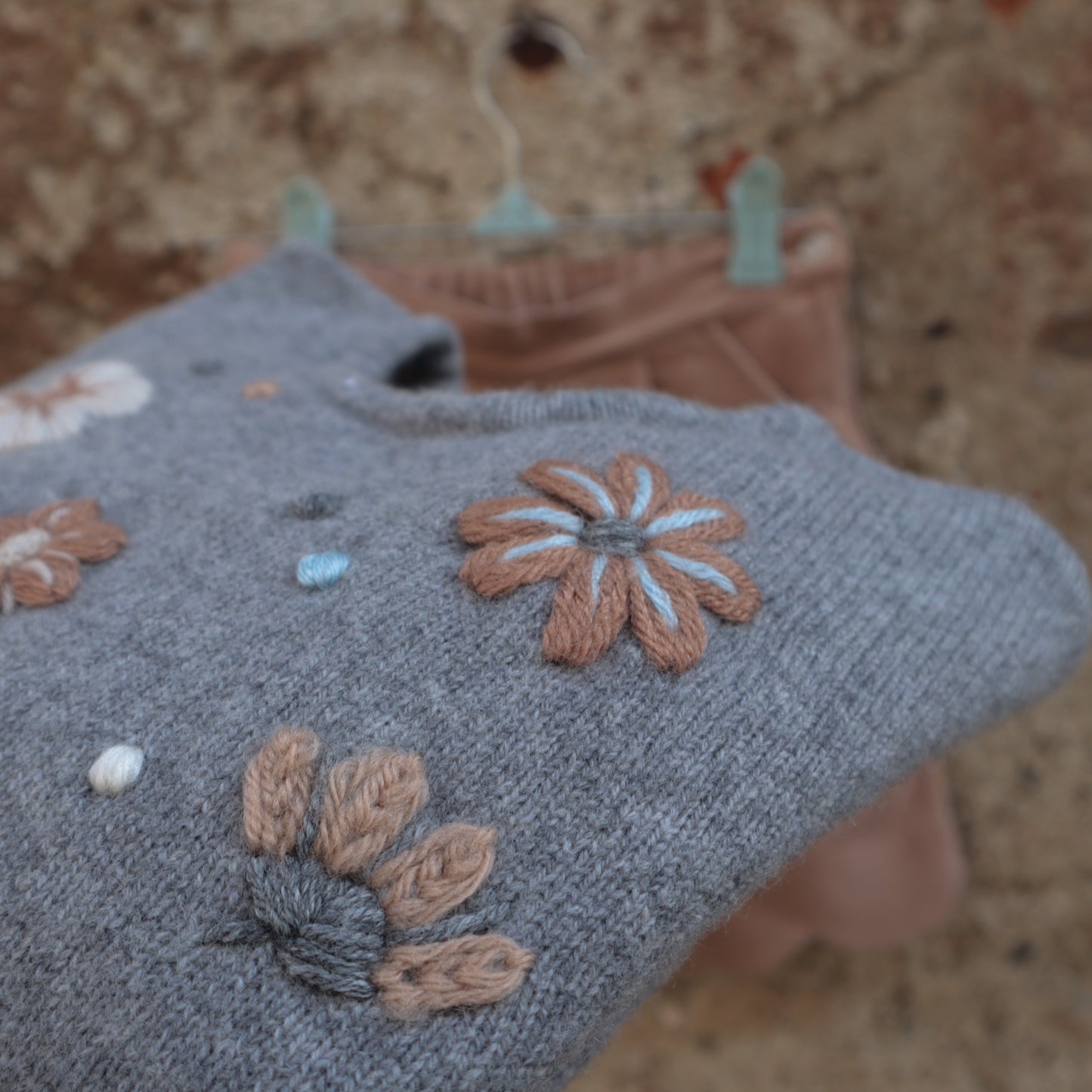 Maglione in lana con fiori ricamati art F23M004GFKL