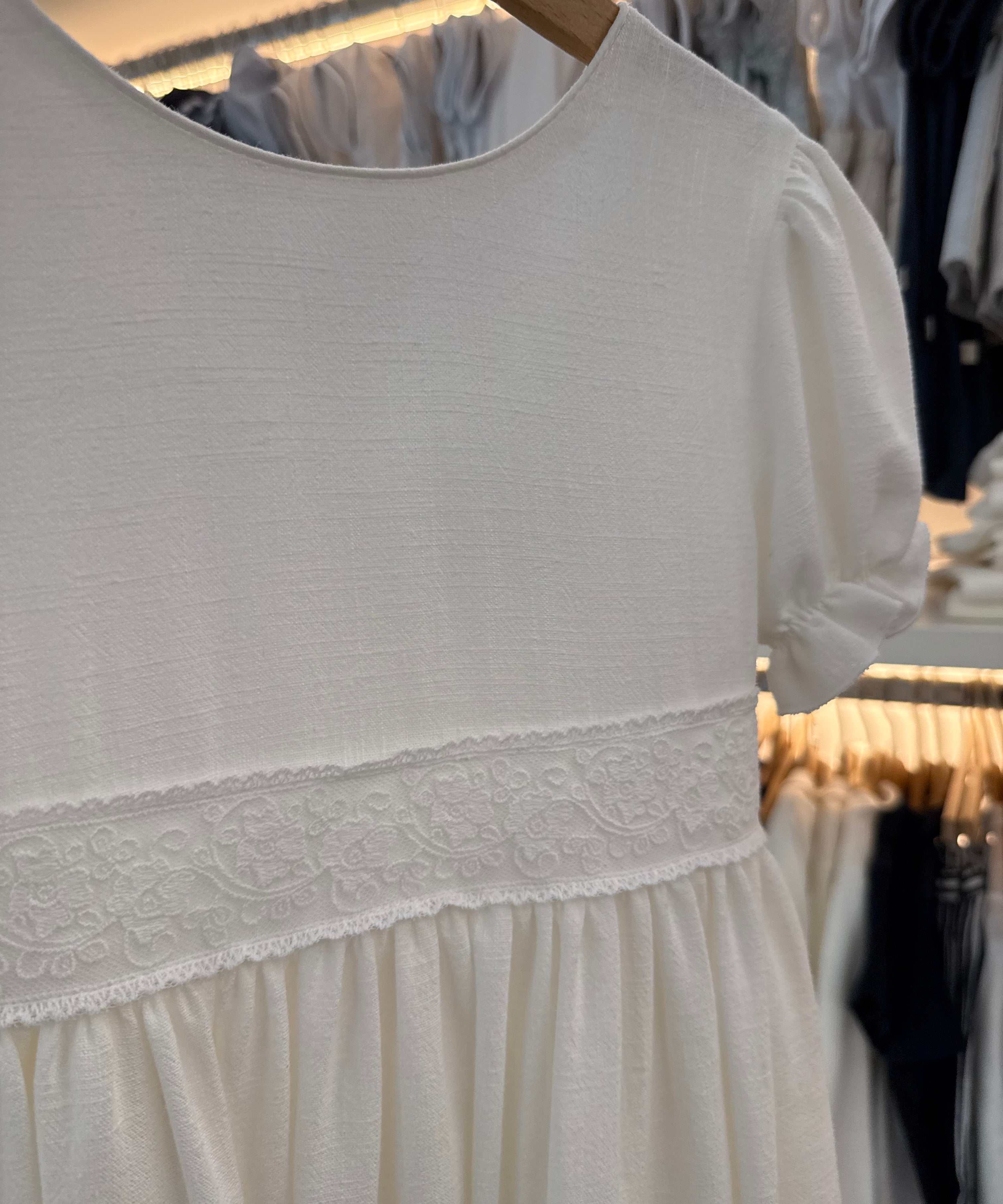 Gold and white formal dress C1