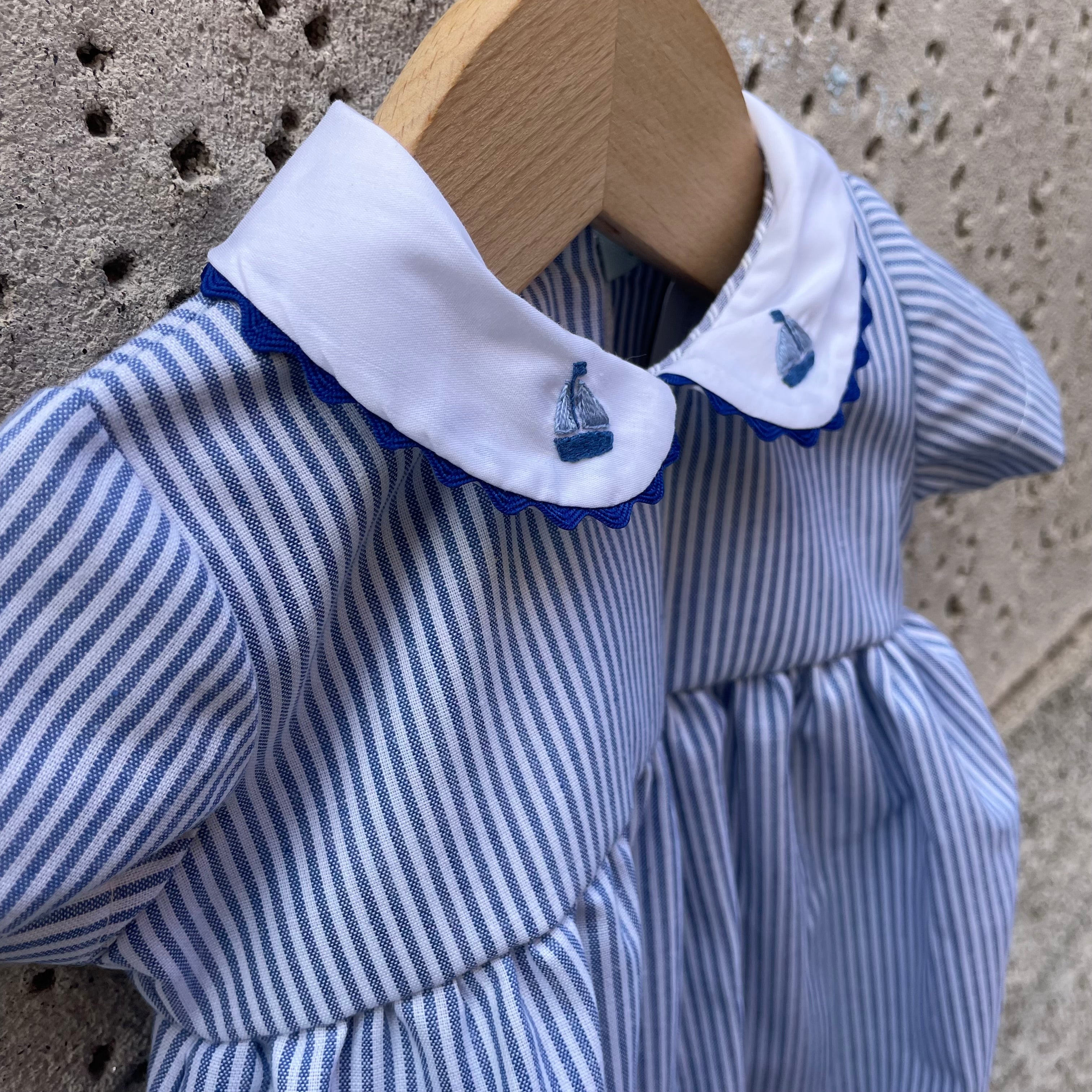 Pagliaccetto LAB righine blu e bianco con colletto rotondo profilato con ricamo barchetta