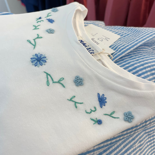 T-shirt mezza manica con fiorellini azzurri e blu ricamati S24M024CAJJ
