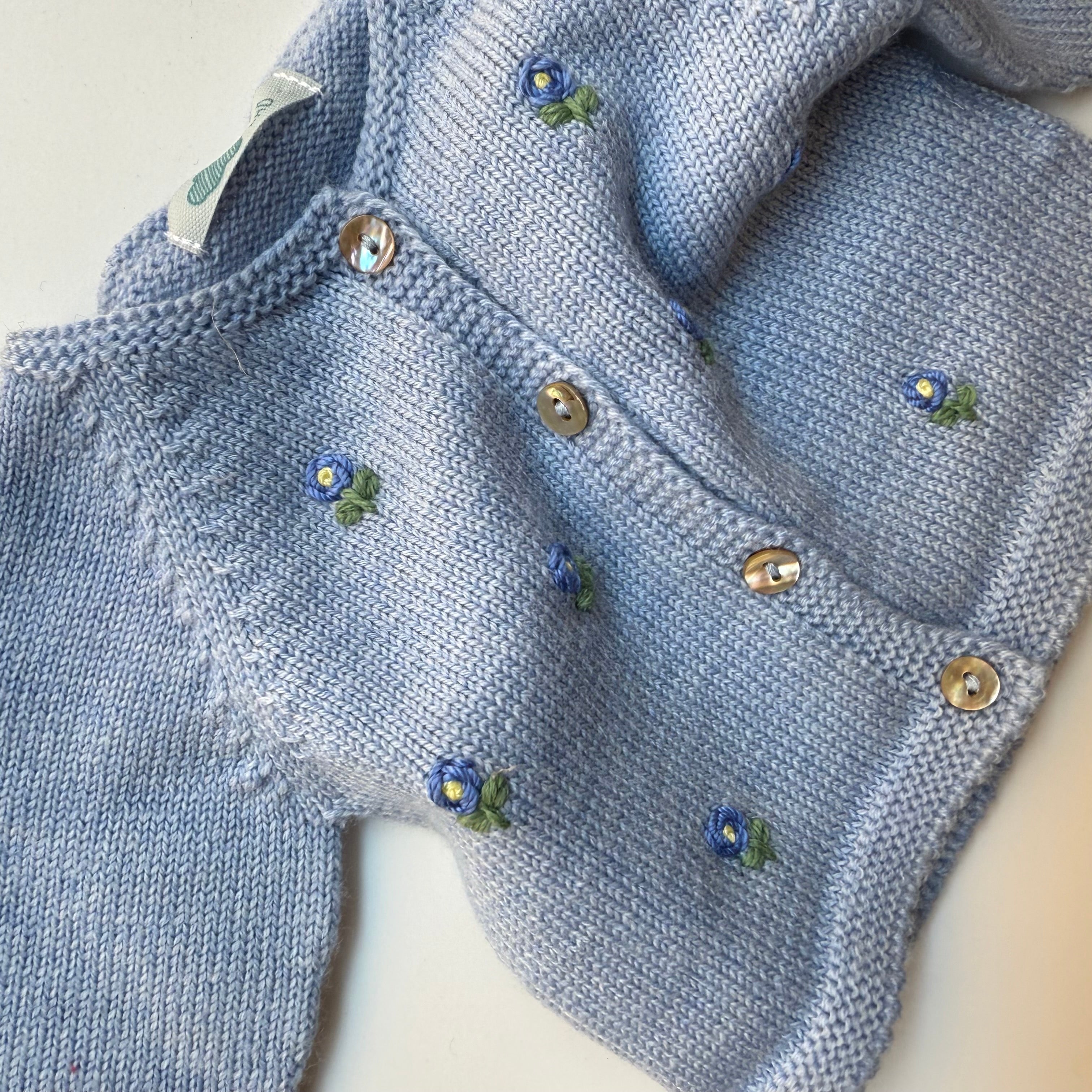 Cardigan LAB azzurro in lana con fiorellini ricamati a mano 24064