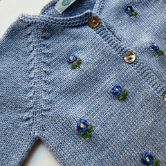 Cardigan LAB azzurro in lana con fiorellini ricamati a mano I24064