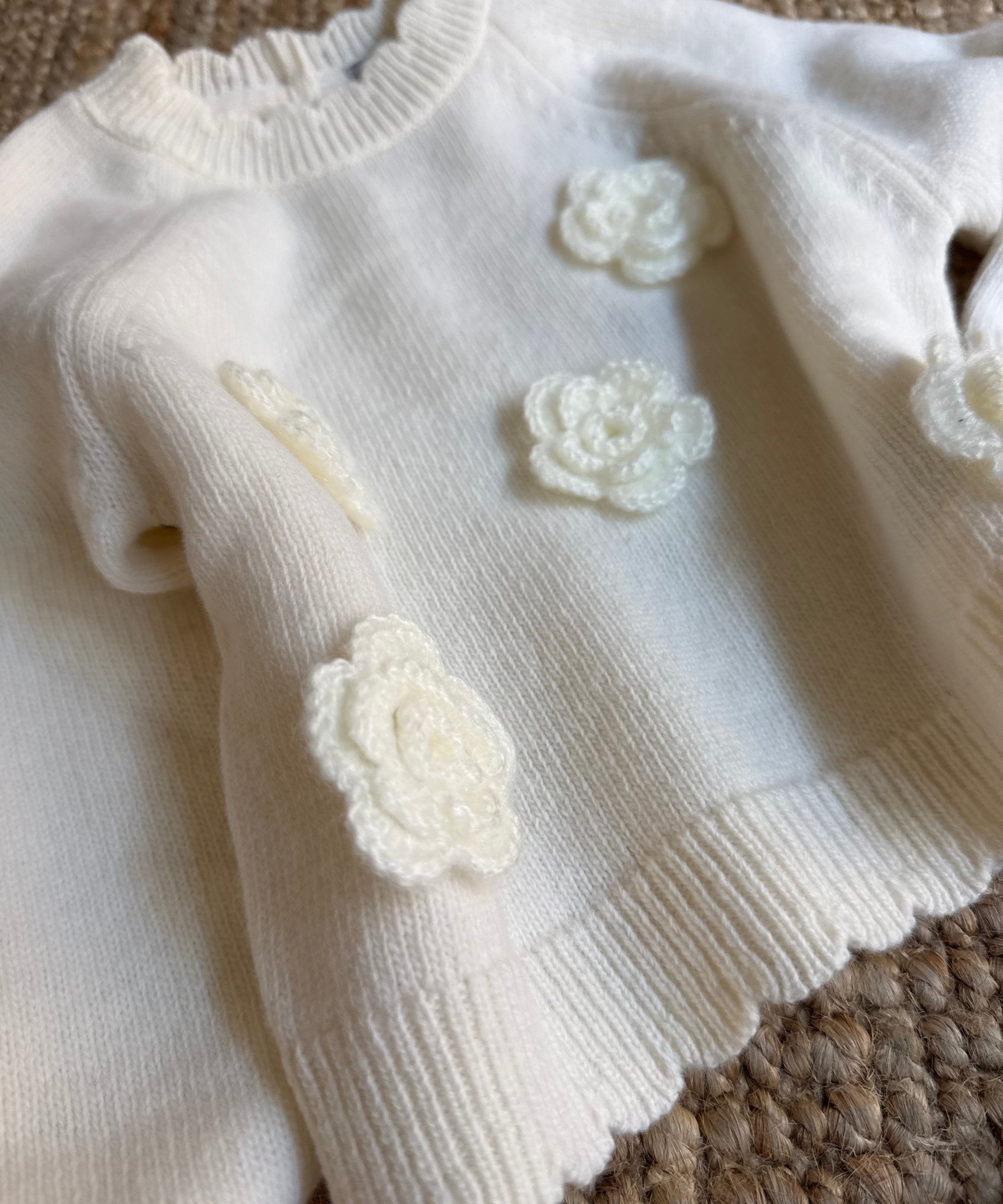Maglione color latte con fiori applicati DK360 DrKid