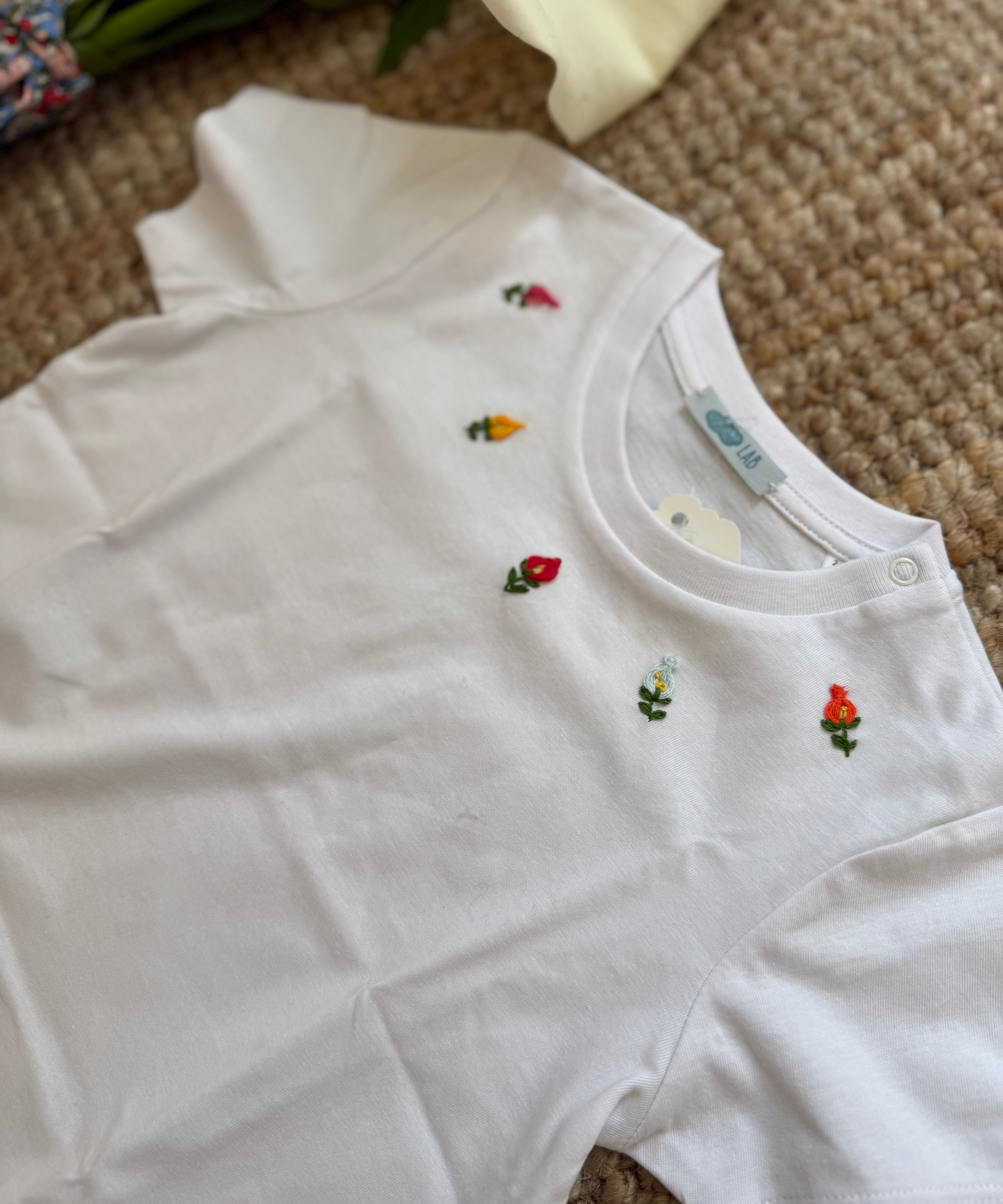 T-shirt LAB mezza manica ricamata a mano fiori colorati