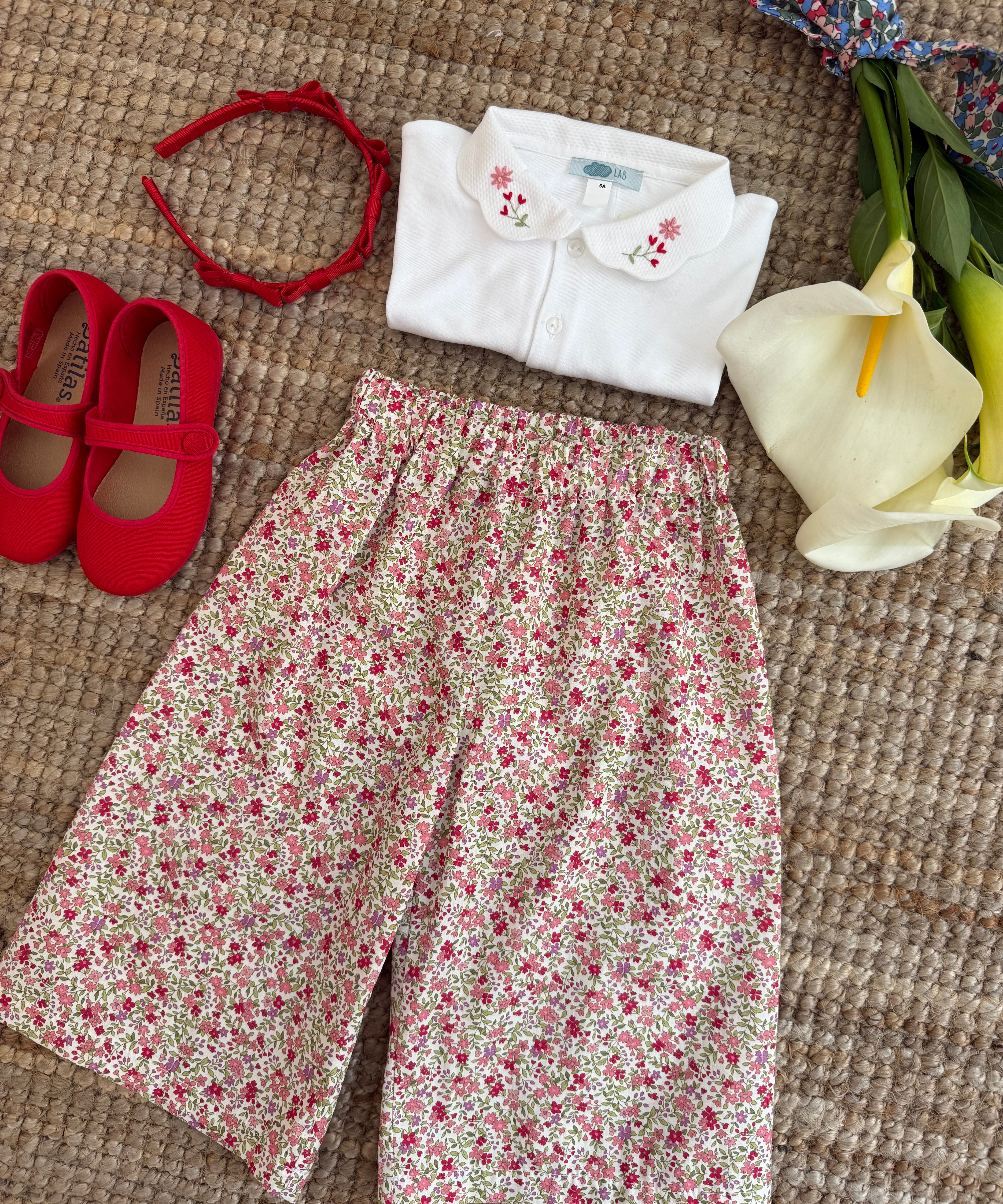 Polo LAB Claudia bianco con collo petalo piquet ricamato fiori rosa