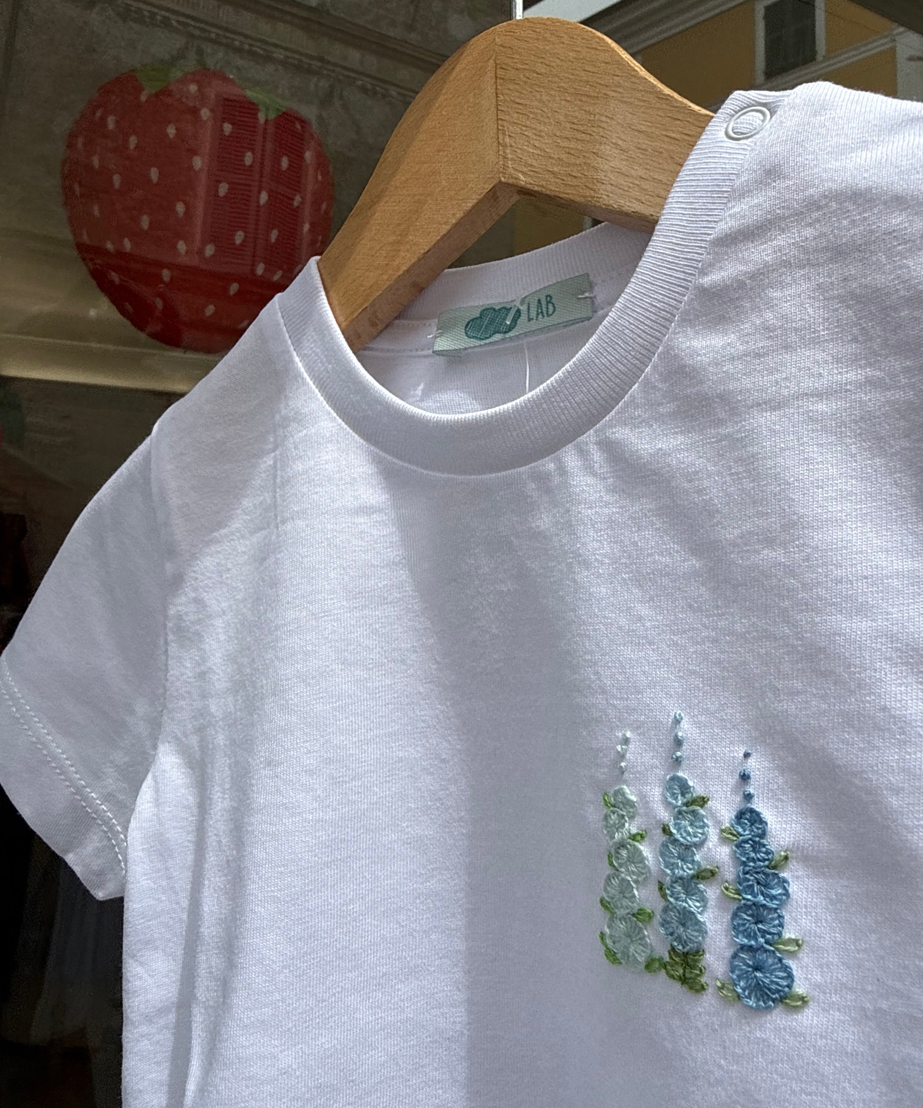 T-shirt LAB mezza manica ricamata a mano fiori azzurri