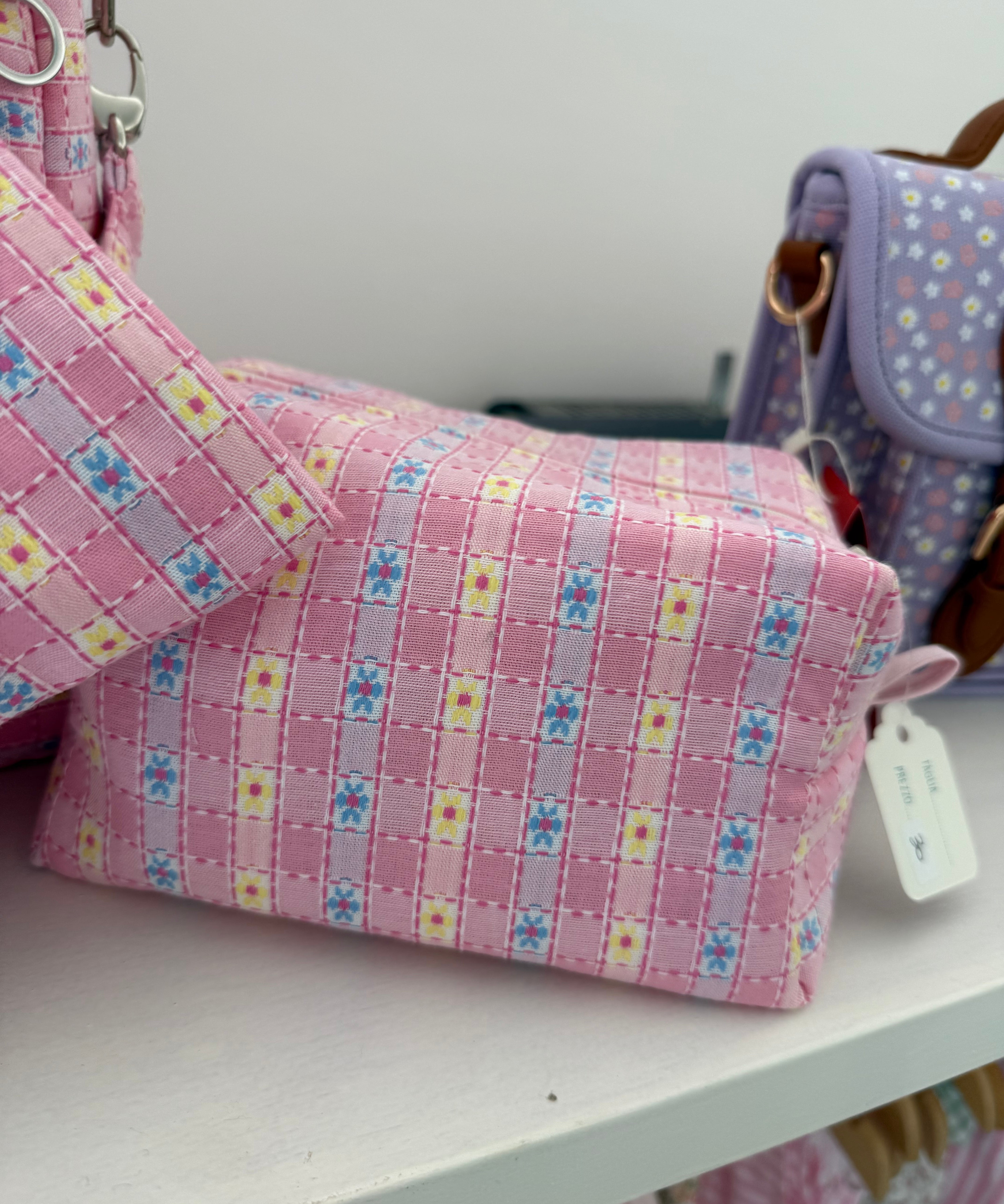 Beauty pochette cubotto LAB fiorellino rosa